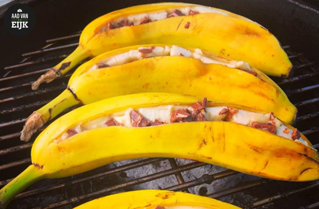 Toetje: Gevulde banaan op de BBQ met Chocolade en likeur