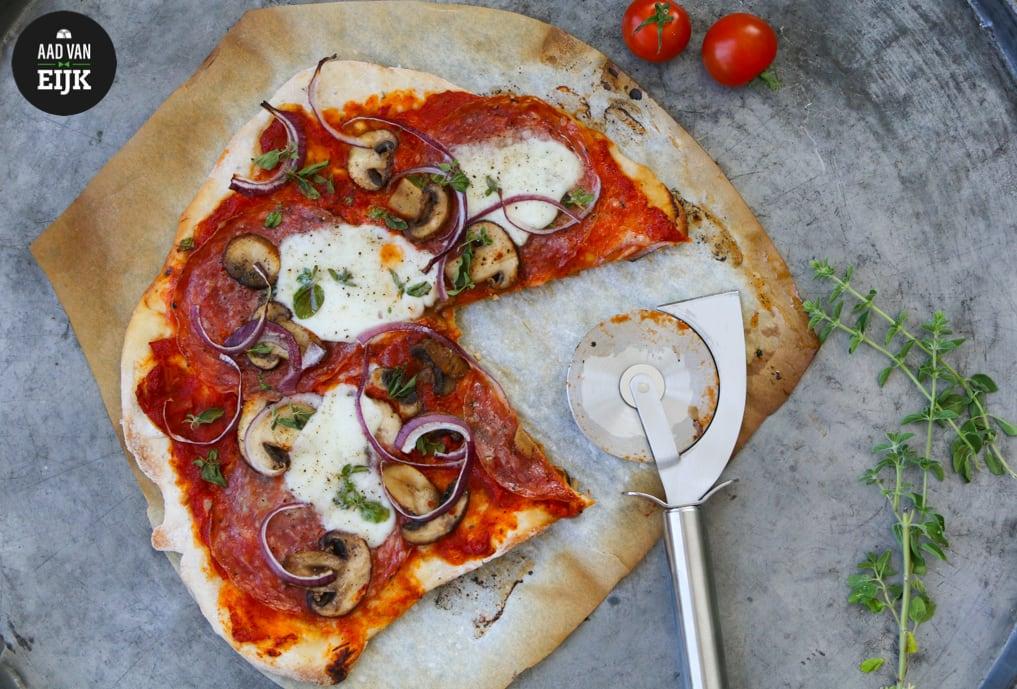 Pizza van de BBQ (of de oven | Aad van Eijk