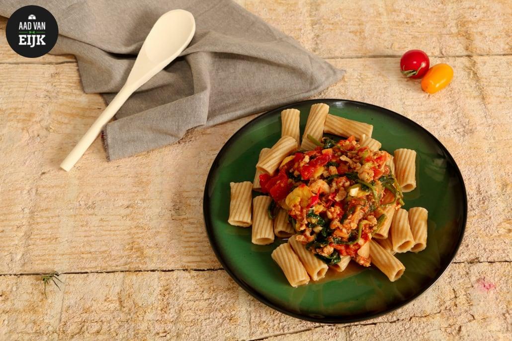 Pasta met kipgehakt, spinazie & avocado