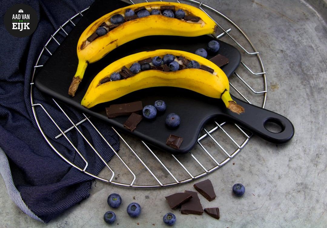 Dessert van de BBQ: Gevulde banaan met chocolade & blauwe bessen