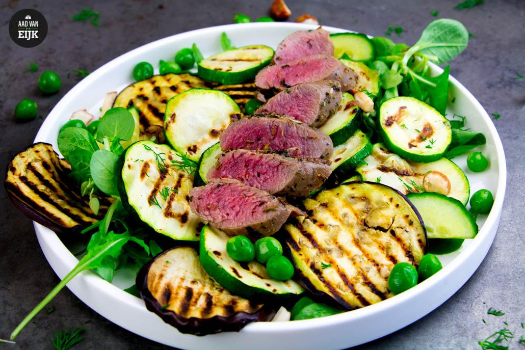 Lamshaas met gegrilde courgette salade