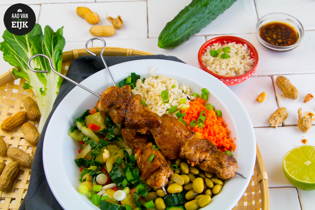 Woksalade met oosterse kipsspies & wok komkommer