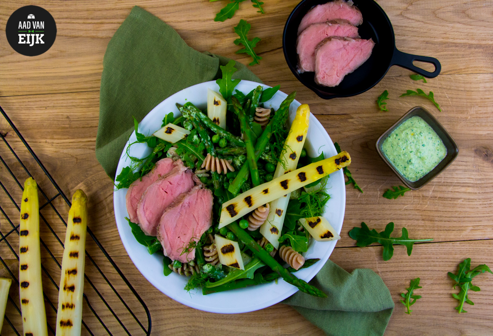 Pastasalade met asperges & varkenshaas