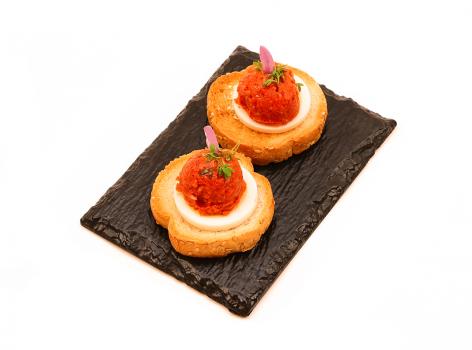 Crostini Filet americain met tuinkers