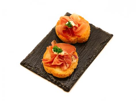 Crostini met serranoham en oregano