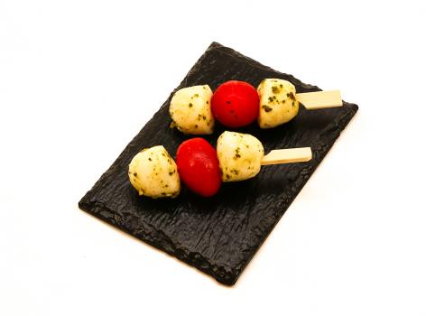 Spiesje van mozzarella en tomaat